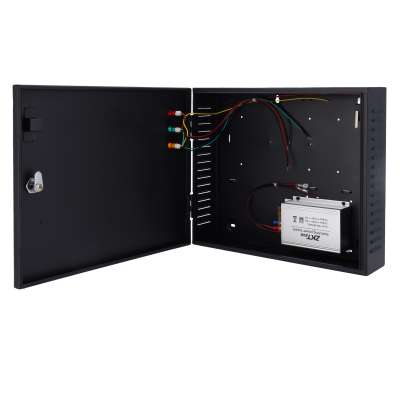 Caixa metálica preta aberta com fiação colorida e fonte de alimentação ZKTeco