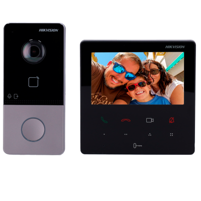 Videoporteiro Hikvision com câmara e monitor a cores mostrando família