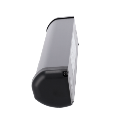 Painel eletrónico cinza com bordas pretas e autocolante com texto