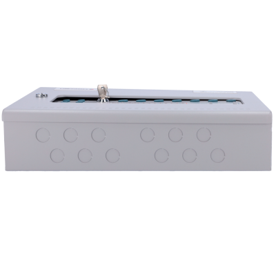 Caixa de metal cinzenta com botões azuis e chave na parte superior