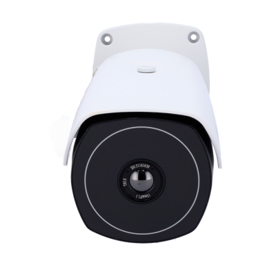 Câmara de segurança branca com lente preta redonda e cabos coloridos.