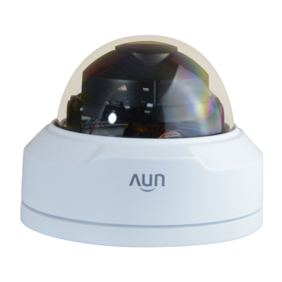 Câmara de vigilância em cúpula branca AUN sobre fundo branco