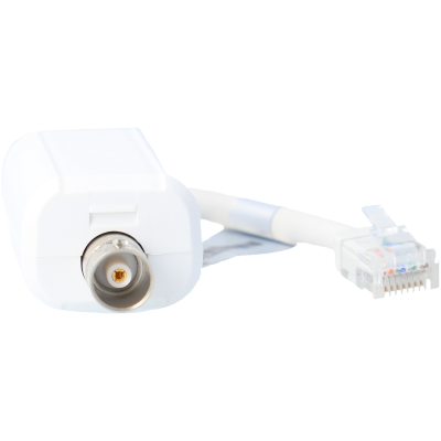 Cabo adaptador branco com conetores coaxial e RJ45