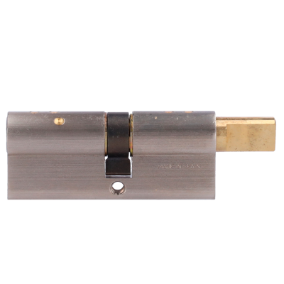 Cilindro de fechadura metálico prateado e dourado com texto MADE IN SPAN