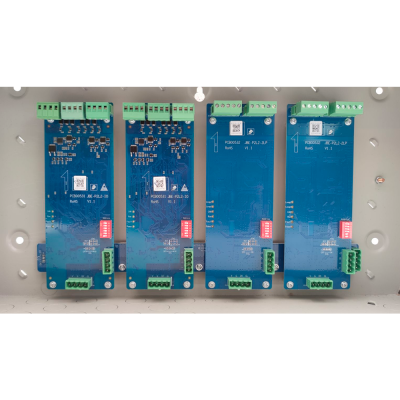 Placas eletrónicas azuis com componentes verdes e etiquetas QR montadas numa base cinzenta