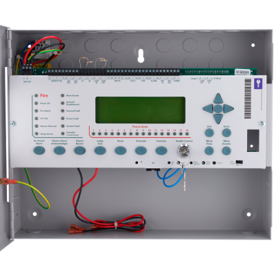 Painel de controlo branco para alarme de incêndio com botões e ecrã verde montado numa caixa metálica cinza