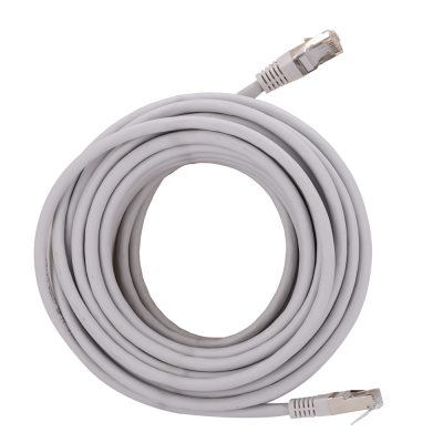 Cabo de rede Ethernet branco com conectores RJ45