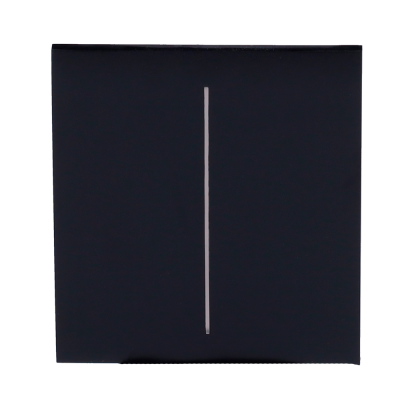 Embalagem preta com risco vertical cinza claro