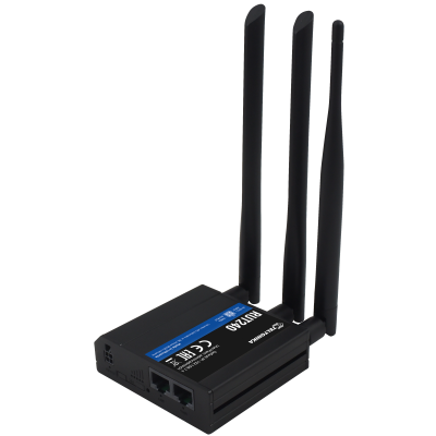 Roteador wireless preto com três antenas e etiqueta azul e preta
