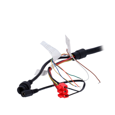 Cabo elétrico com fios coloridos expostos e conectores