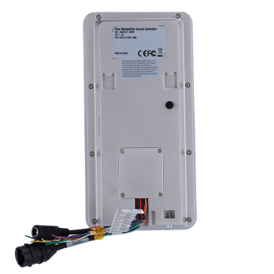 Leitor de controlo de acesso facial cinza claro visto por trás com fios coloridos saindo