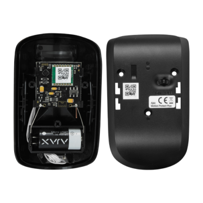 Dispositivo electrónico preto aberto com circuito e bateria, parte traseira com etiquetas e códigos QR