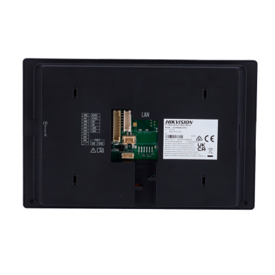 Painel traseiro de dispositivo eletrónico preto com placa de circuito e etiqueta branca.