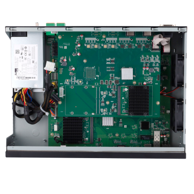 Interior de equipamento eletrónico com placa de circuito verde e fonte de alimentação