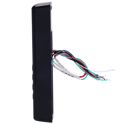 Dispositivo eletrônico preto com fios coloridos saindo de um lado