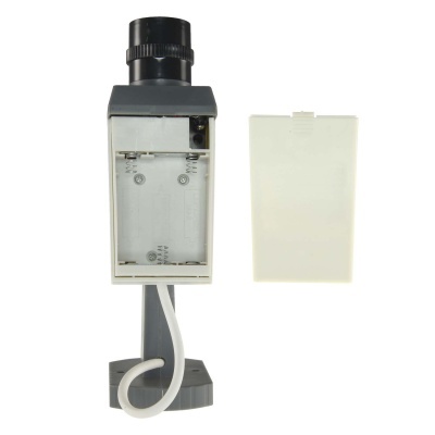 Suporte para pilhas aberto com tampas ao lado