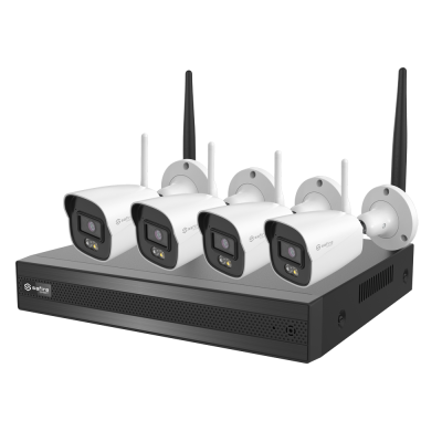 Conjunto de quatro câmaras de segurança brancas com antenas pretas em base preta Safire