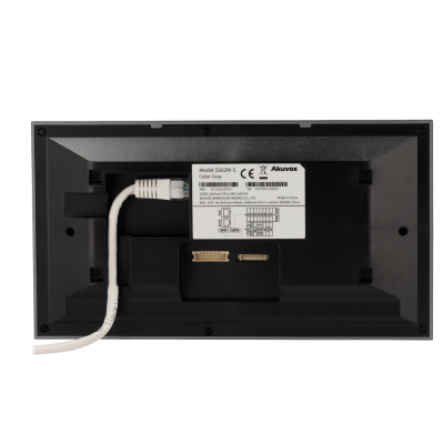 Painel Akuvox S562W-S preto com cabo branco ligado