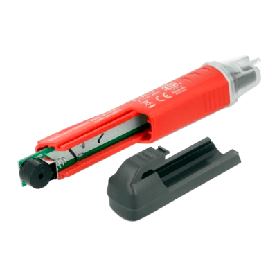 Dispositivo electrónico vermelho com componente preto removível em fundo branco