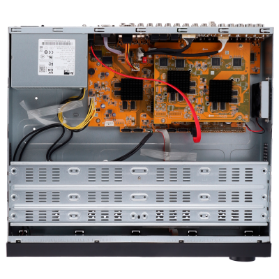 Equipamento eletrónico aberto com placa-mãe laranja, dissipadores pretos e cabos vermelhos e pretos.