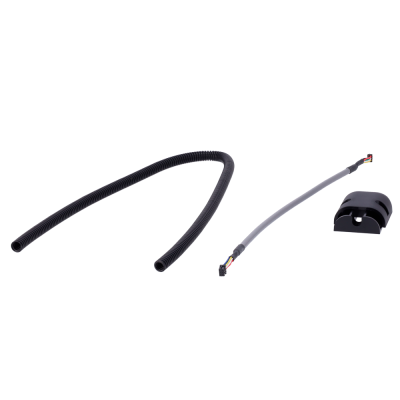 Componentes eletrónicos com cabo preto enrolado, cabo cinza e suporte preto