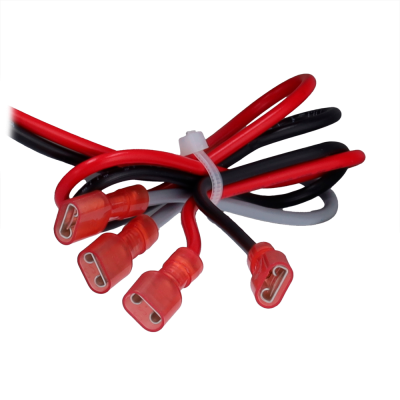 Cabos elétricos com conectores vermelhos e fios vermelho, preto e branco sobre superfície branca.