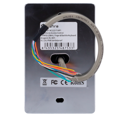 Dispositivo eletrónico metálico com cabo cinzento e fios coloridos expostos e etiqueta branca com texto e códigos