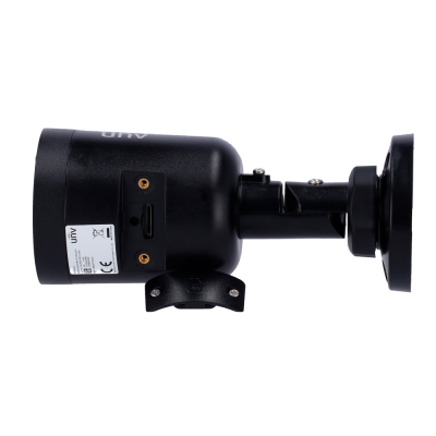 Câmara de vigilância preta com suporte e etiquetas visíveis