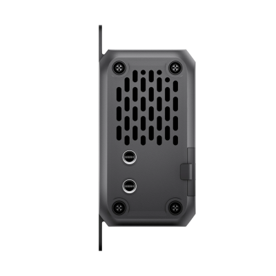 Peça eletrónica preta com parafusos, portas redondas e ranhuras de ventilação.