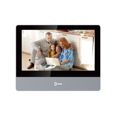 Ecrã digital de parede com imagem de família numa cozinha