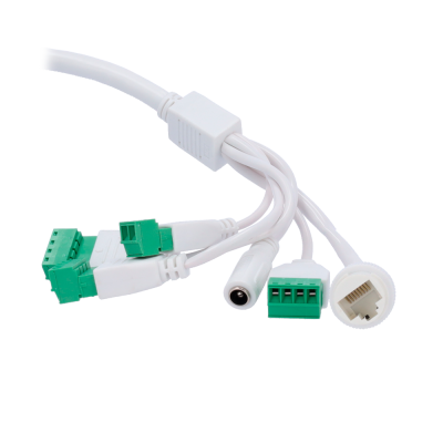 Cabo branco com vários conectores de terminais verdes, conector DC e conector RJ45