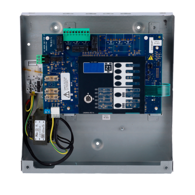 Placa eletrónica azul numa caixa metálica com transformador e etiquetas técnicas.