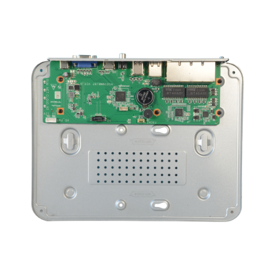 Placa eletrónica verde montada numa base metálica cinza com componentes e portas