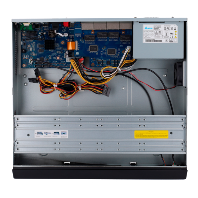 Interior de equipamento eletrónico com placa de circuito azul e fonte de alimentação