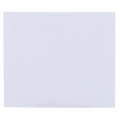 Folha de papel branca retangular sobre superfície branca