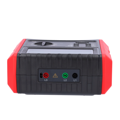 Vista frontal de equipamento electrónico preto e vermelho com conectores coloridos L3, L2, L1.
