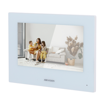 Monitor Hikvision branco com ecrã a mostrar imagem interior com três pessoas num sofá