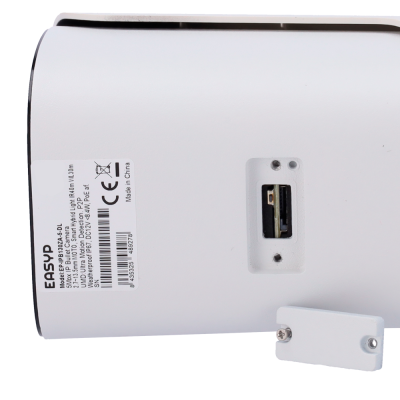 Câmara de segurança EasyP bullet branca com etiqueta e entrada USB visível