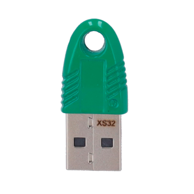 Pen USB verde com conector metálico e texto XS32