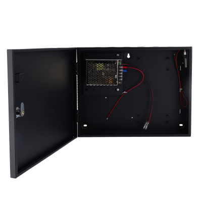 Painel metálico preto aberto com chave e fonte de alimentação interna