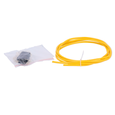 Cabo amarelo enrolado e saco plástico com peças pequenas