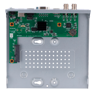 Placa eletrónica verde com componentes numa caixa metálica prateada