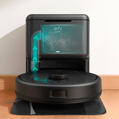 aspirador robô preto com suporte e texto eufy CLEAN