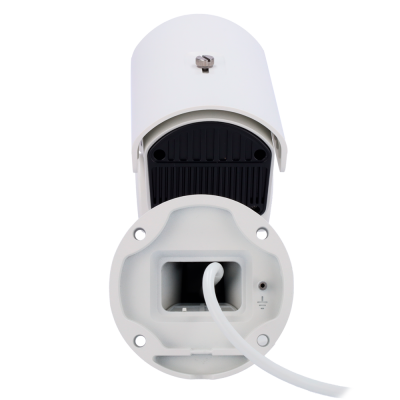 Câmara de vigilância branca com cabos brancos e capa protetora