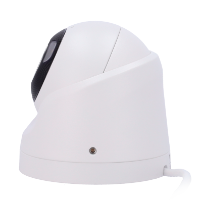 Câmara de vigilância domo branca com lente preta e cabo ligado