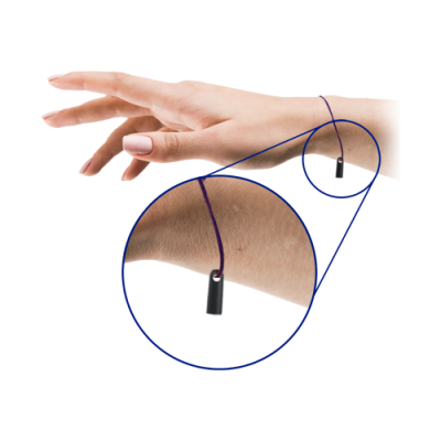 Mão feminina com pulseira azul e pendente preto cilíndrico, detalhes em destaque.