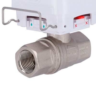 Válvula metálica com corpo em aço inoxidável e parte superior branca com indicadores coloridos