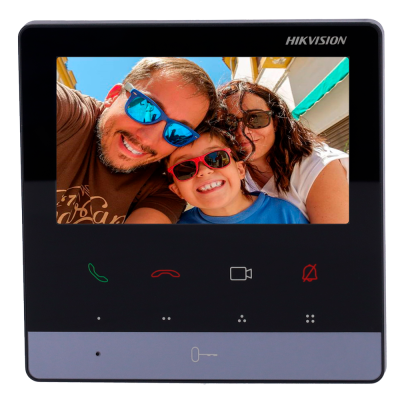 Monitor video intercomunicador preto HIKVISION com ecrã colorido a mostrar família sorridente em exterior.