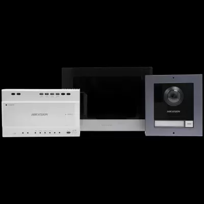 Conjunto de videovigilância Hikvision com módulo branco, monitor preto e câmara quadrada preta.