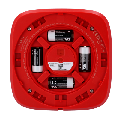 Parte traseira de aparelho vermelho com pilhas e botões